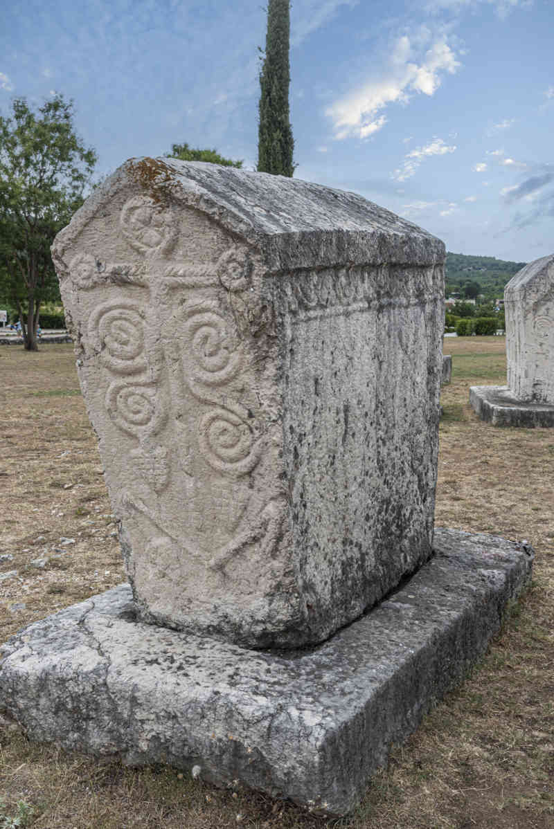 Bosnia y Herzegovina - Stolac - necrópolis de Radimlja - tumbas Stecci 23.jpg